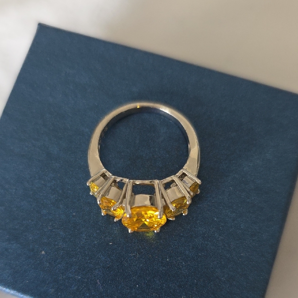 Elegant Yellow Gemstone Ring - Picture 3 of 4
